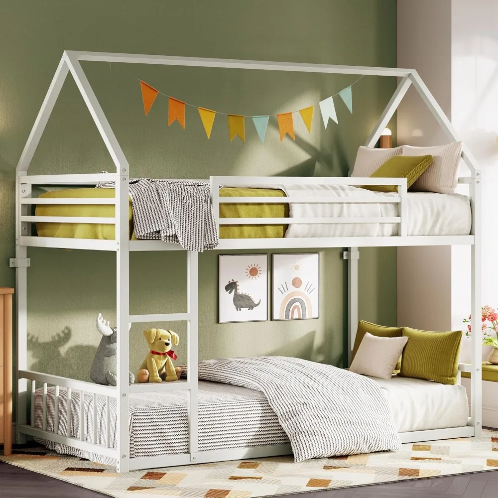 سرير بطابقين Twin XL Over Twin XL، إطار سرير معدني بطابقين مع سلم ودرابزين، على شكل منزل مع شرائح معدنية للمهاجع