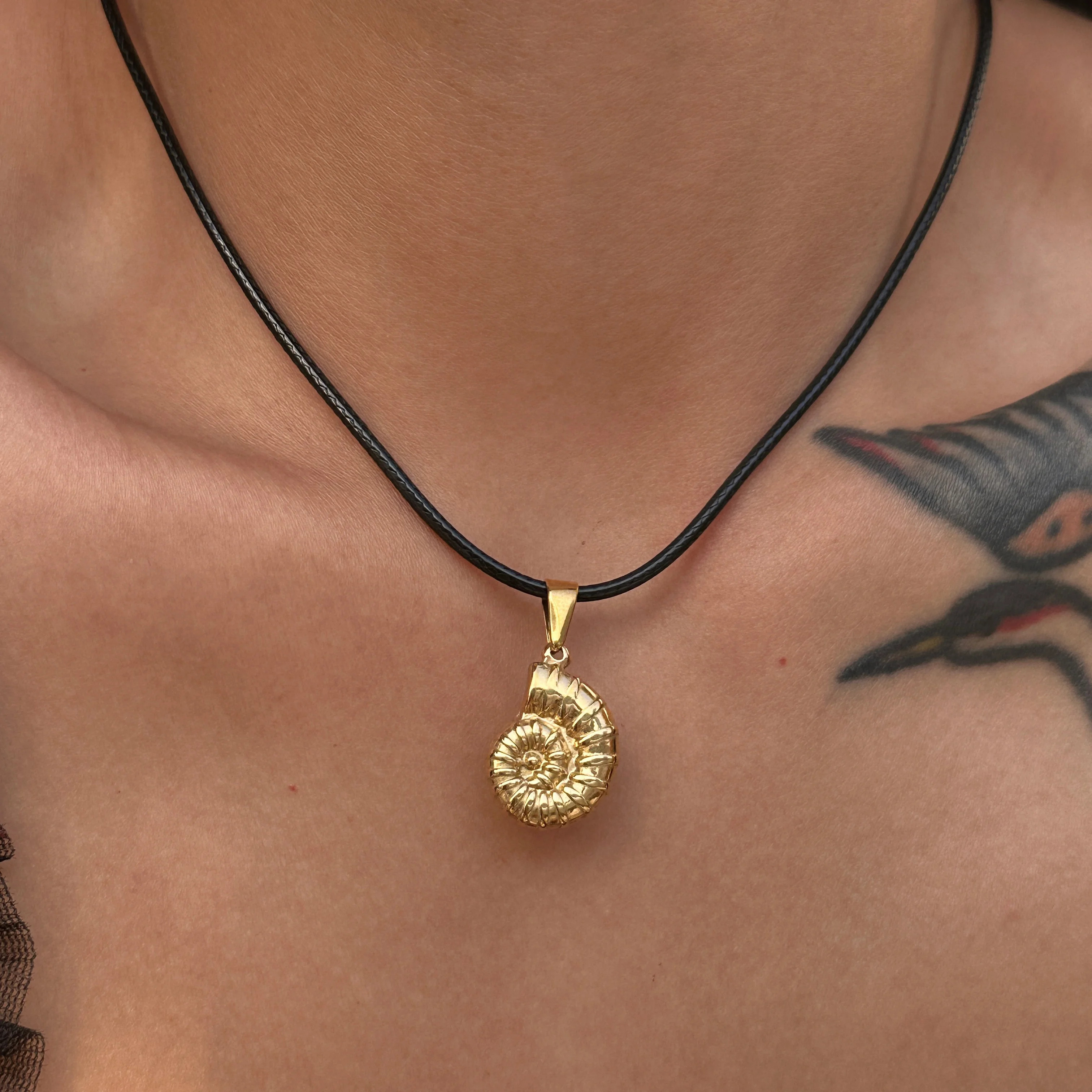 

DASEIN Summer New Hawaiian Beach Design Conch Pendant Leather Rope Necklace 18k Pvd Gold Plated Stainless Steel Women Jewelry