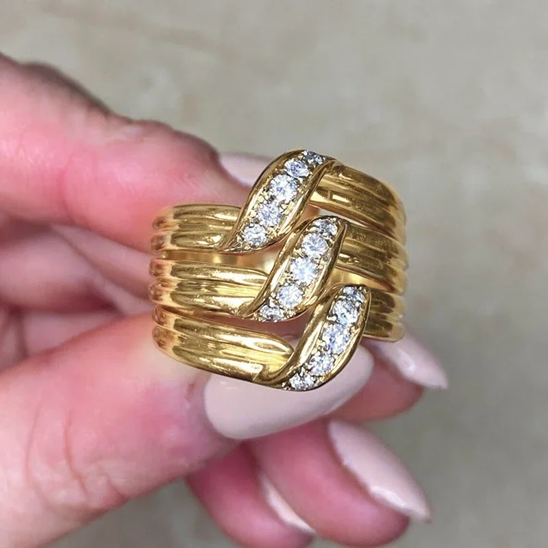 Huitan Luxuriöse Eheringe mit mehrschichtigem Design, edles goldfarbenes Accessoire mit glänzendem CZ, exquisiter trendiger Hochzeitsschmuck