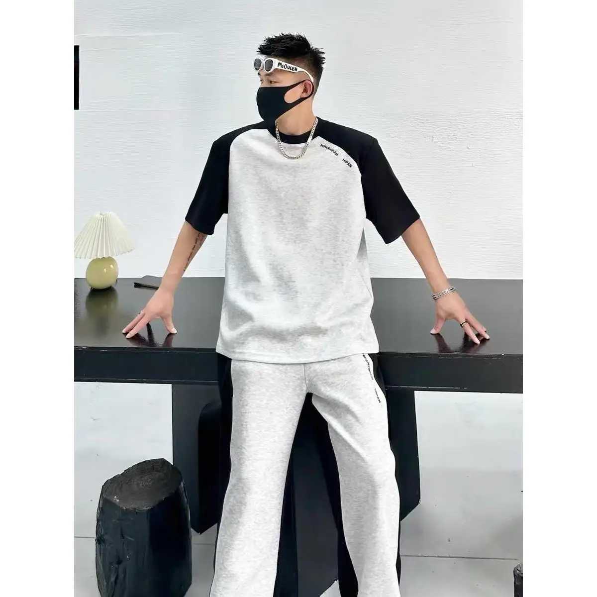 Conjunto de Camiseta de Manga Curta em Patchwork Retro Americano de Verão para Homens, Calças Longas Casuais, Conjunto de Duas Peças Elegante e Modern