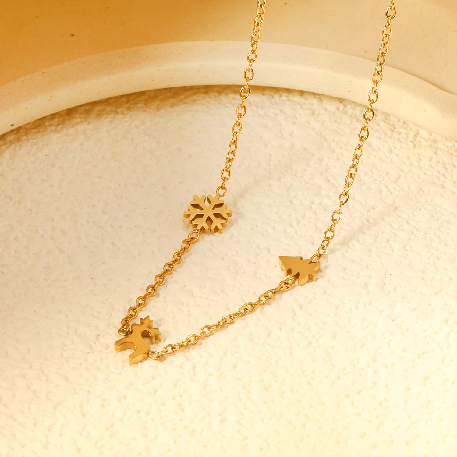 1 Stück kreative Edelstahl-Halskette mit goldenem Weihnachtsbaum-Rentier-Anhänger und sechseckigem Schneeflocken-Schmuck für Frauen