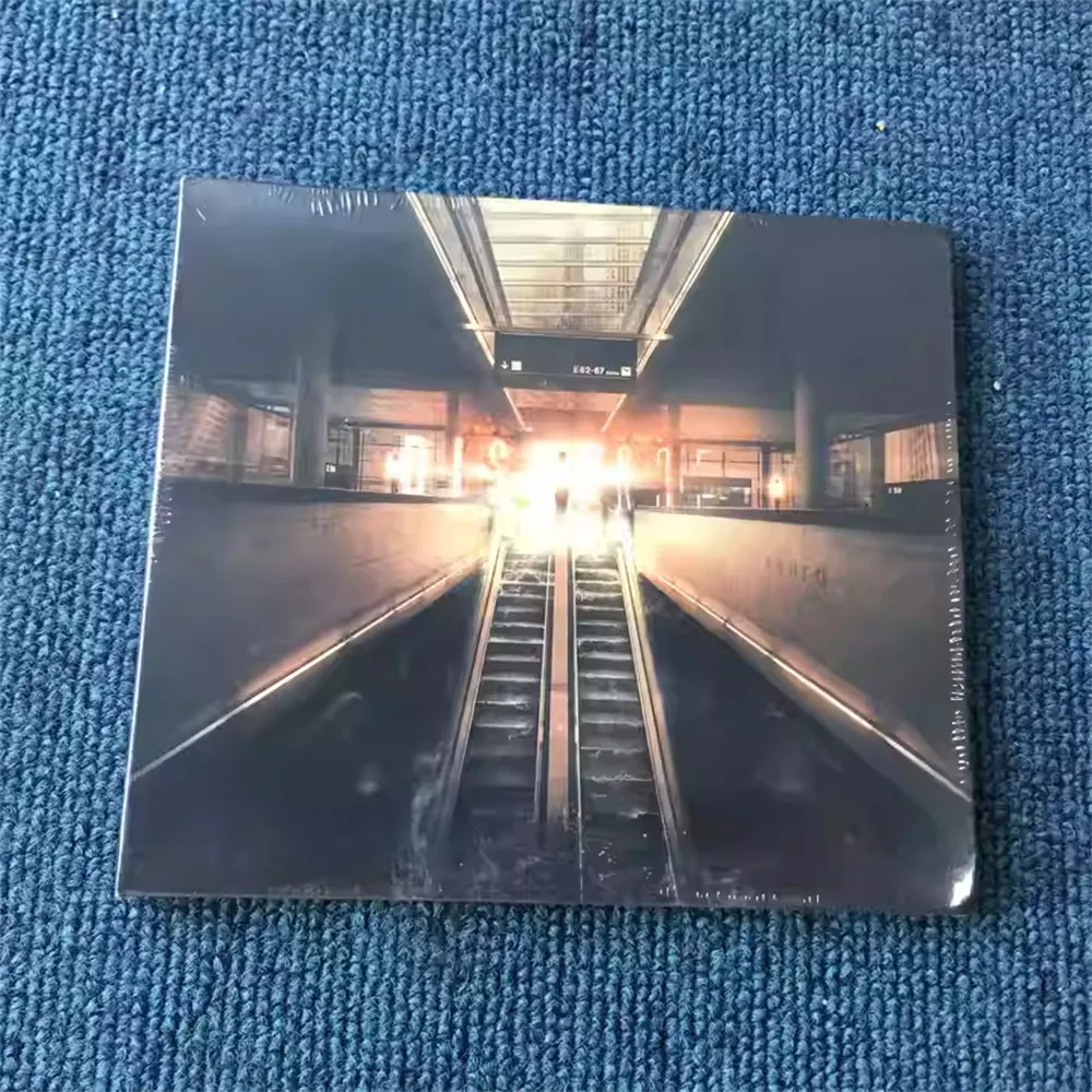 

CD 'Disperse Foreword' — это студийный альбом японской рок-группы ONE OK ROCK, на обложке которого изображена эскалаторная лестница.