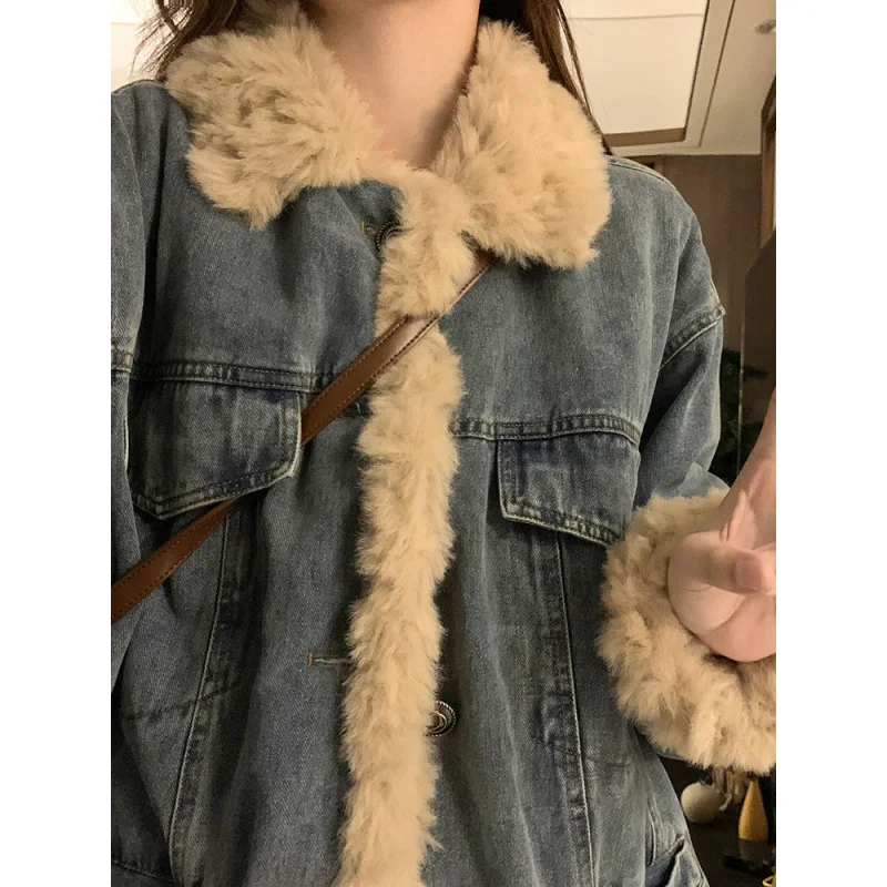 เสื้อโค้ทขนแกะนุ่มสำหรับฤดูหนาว ผู้หญิง ปี 2025 แฟชั่นฤดูหนาว เสื้อแจ็คเก็ตยีนส์ทรงหลวม กระดุม กระเป๋า เสื้อคลุมสไตล์คาวบอย