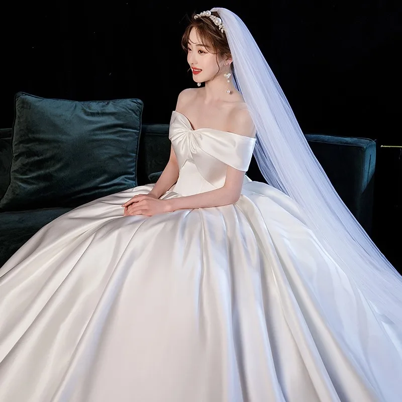 스타일리시하고 우아한 대형 트레인 새틴 마감의 새로운 원숄더 드레스로 간단한 고급 행사에 적합합니다.