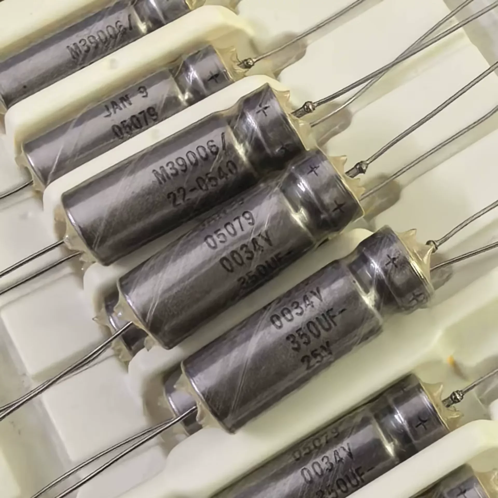 military-regulation-jan-m39006-22-0540-350uf-25v-liquid-tantalum-electrolytic-capacitor