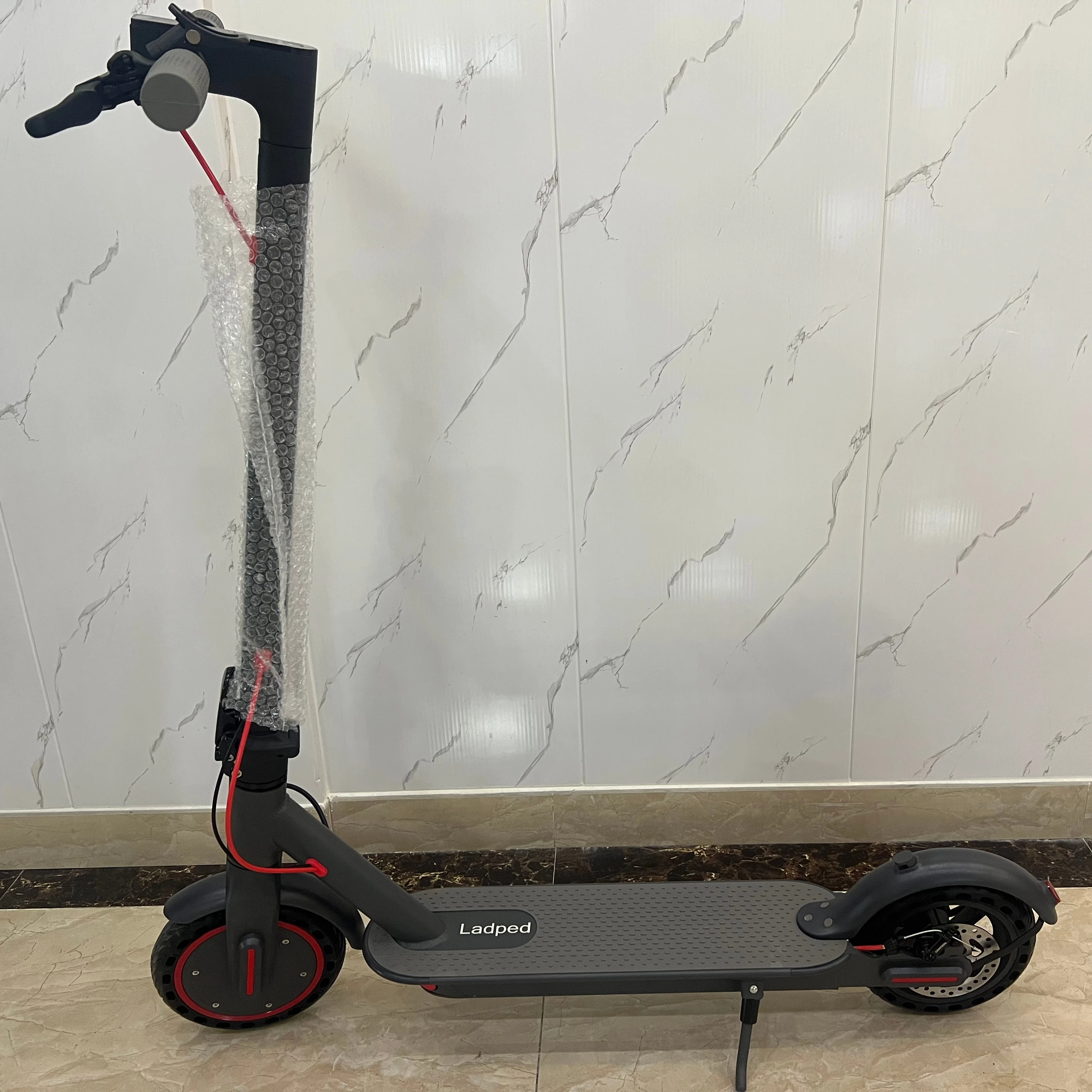 

Ladped Warehouse Drop Shipping Double Brake 35km Range 10.5ah Battery Waterproof 8.5inch Foldable Electric E Scooter