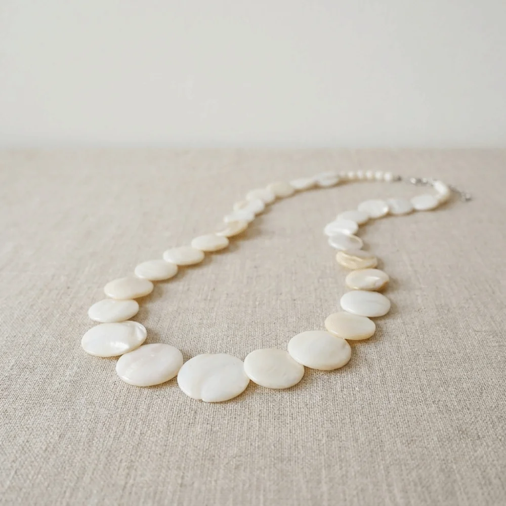 Natural Irregular Round Bohemian Necklace Lightweight Adjustable Shell Pendant Necklace Elegant Large Disc White Choker Daily