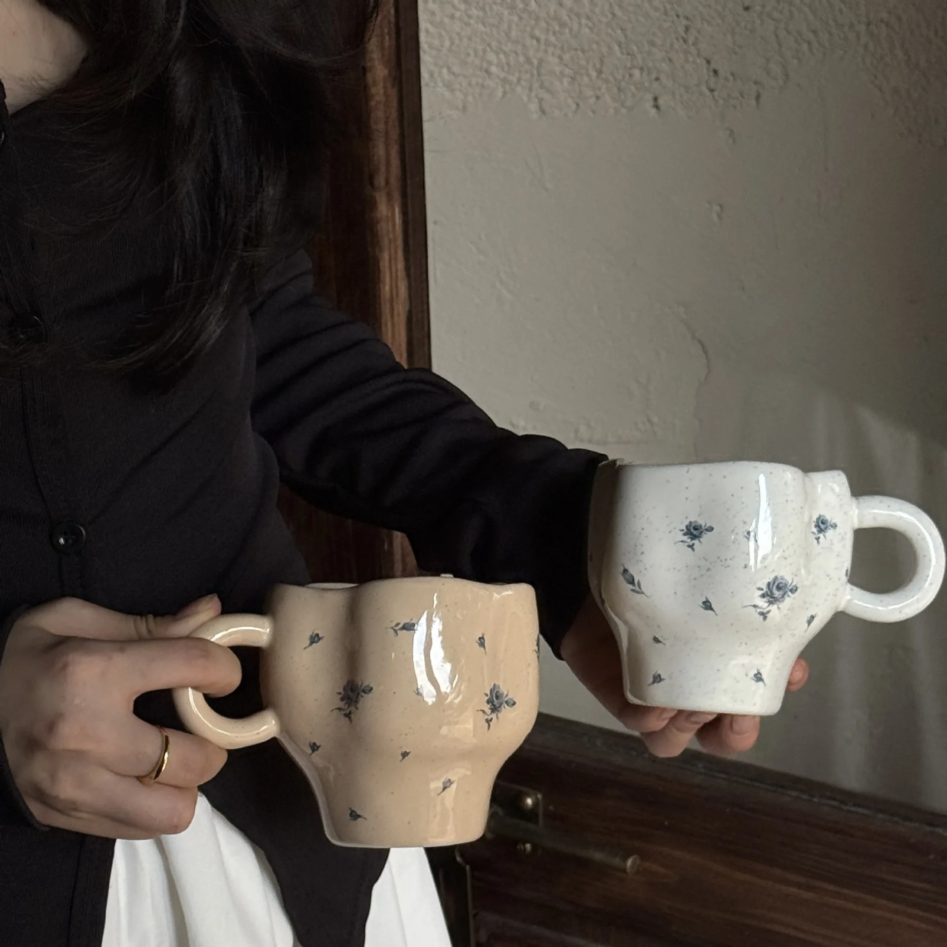 Taza original de cerámica de alto valor hecha a mano con rosa azul