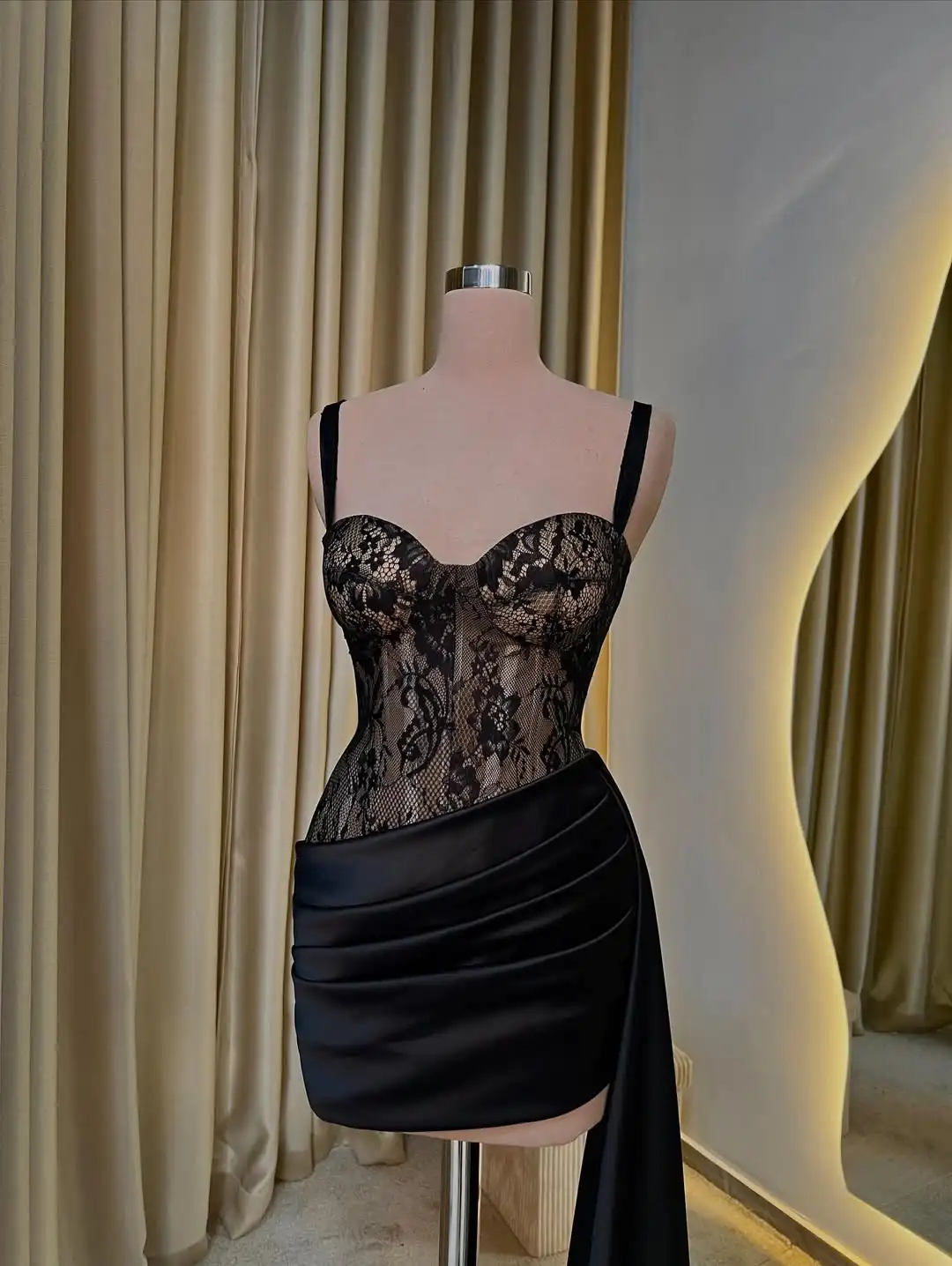 تصميم جديد مثير السباغيتي الأشرطة الوهم مشد التطريز مساء اللباس مطوي الشريط أنيقة البسيطة حفلة موسيقية اللباس الرسمي