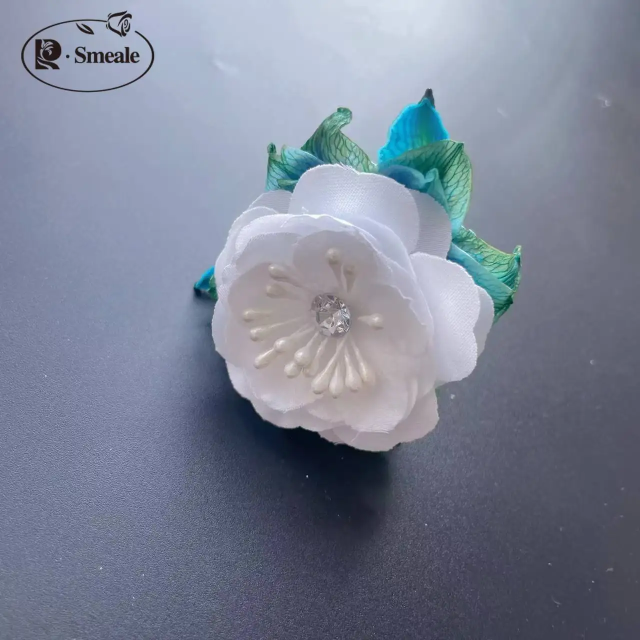 20 Stück/Packung. 3D-Diamant-Federblumen. DIY-Bastelbedarf, weiße handgefertigte Stoffblumen, Haarschmuck-Dekorationen. RS24302 – Detail 2