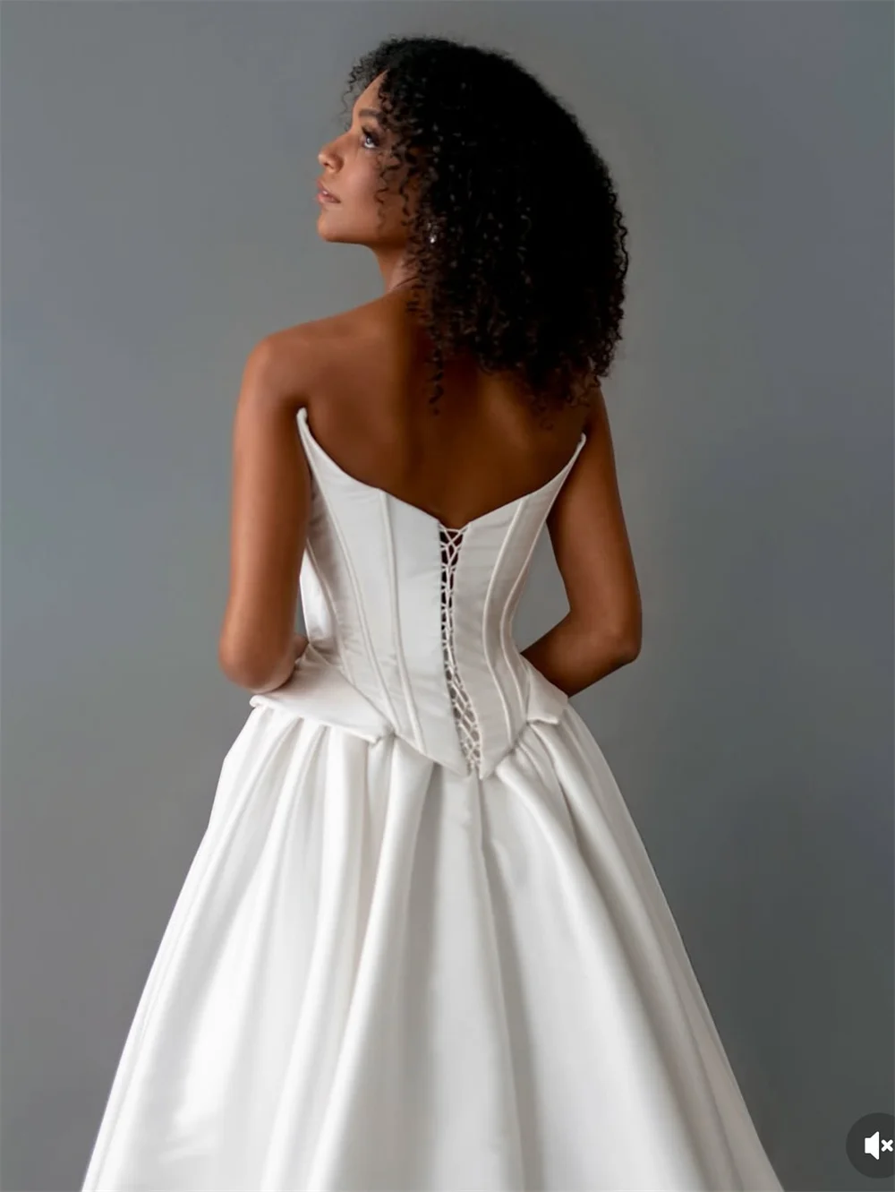 Abiti da sposa senza maniche bianchi personalizzati Tokyo Abiti da sposa eleganti senza spalline con strascico di corte Abiti da sposa a trapezio con lacci sul retro