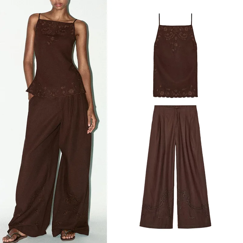 Conjunto de duas peças com top de aodão bordado sem costas e calça crida casual de cintura alta, gola redonda e manga cu...