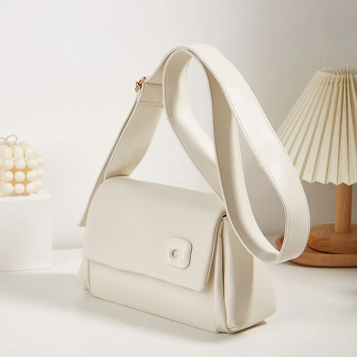 

2024 new wide shoulder strap cute girlish student shoulder bag Messenger bag flip cloud bag large capacity bag