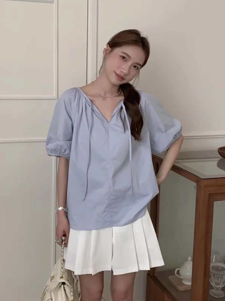 Blusa Estilo Coreano Casual com Decote em V Meio Aberto, Laço, Manga Bufante e Cor Pura, Estilo Doce e Personalidade para o V...