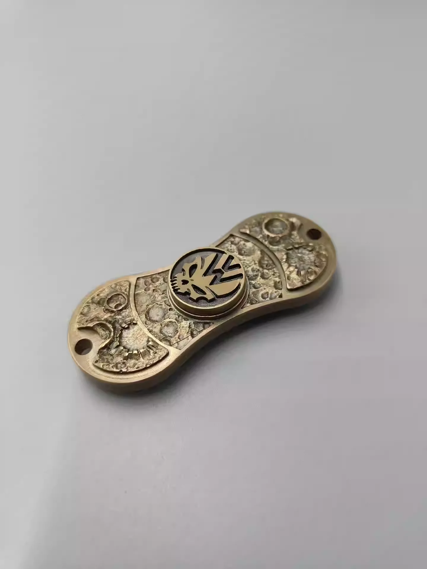 Even number sculptor fingertip gyroscope made of brass material skull+crater carving EDC