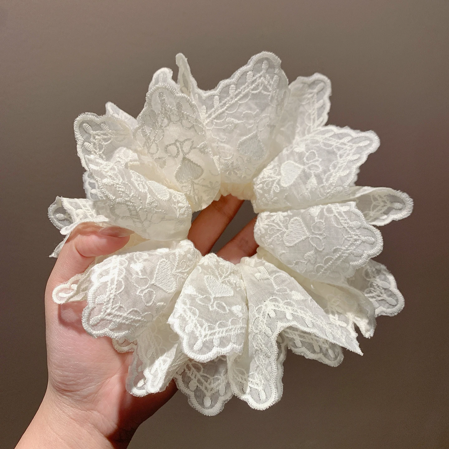elasticos-de-cabelo-brancos-de-renda-dupla-camada-acessorios-de-cabelo-femininos-elegantes-elasticos-para-coque-novo-estilo-2026-elasticos-de-cabelo-com-toque-delicado