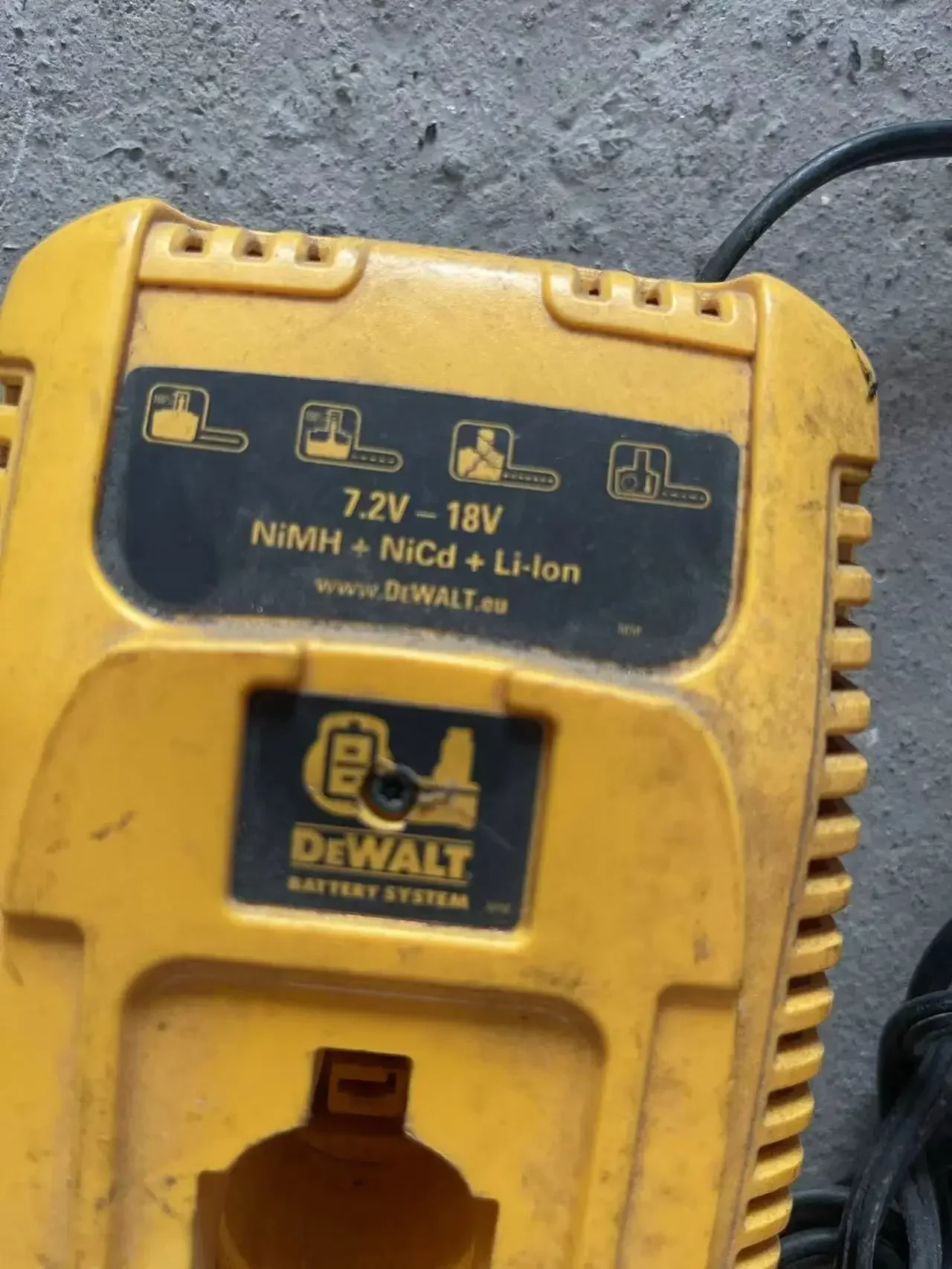 DeWalt DE9135 7.2 v-18 V ni-cd, pengisi daya baterai Ni-MH dan Li-ion. Digunakan. 220V bekas