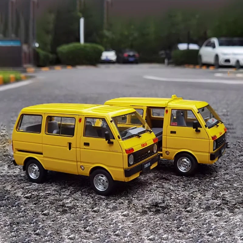 

1:18 Scale Tianjin Dafa Taxi Van Alloy TJ110 Classic Car Model Ornament Diecast Finished Product Simulation Car Toy