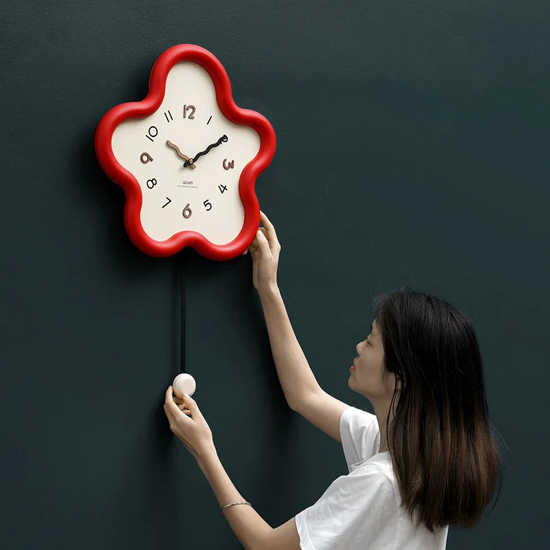 Cream style modern minimalist wall clock for the living room, fashionable swinging clock with floral decoration.