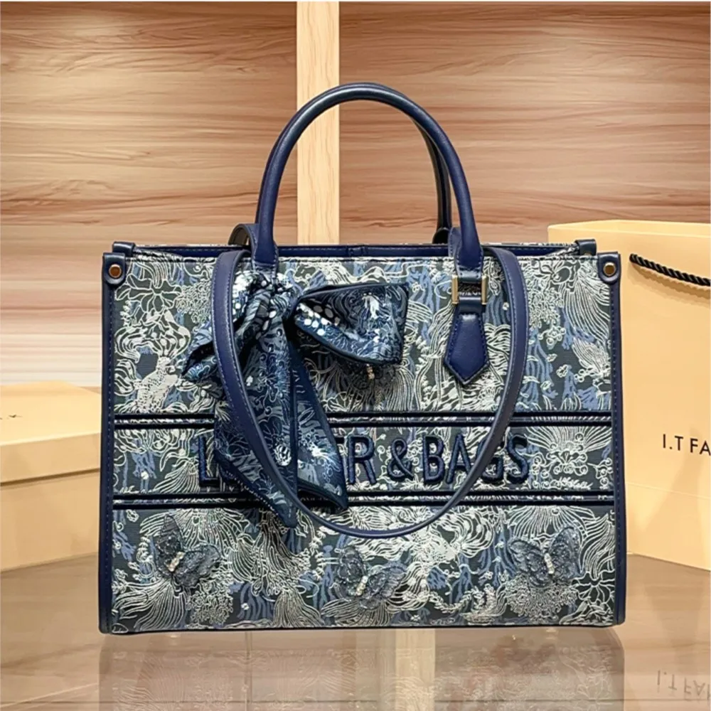 

Embroidered Handheld Tote Bag for Women 2025 New Autumn/Winter Large Capacity Luxury Design, niche commuting bag, crossbody bag
