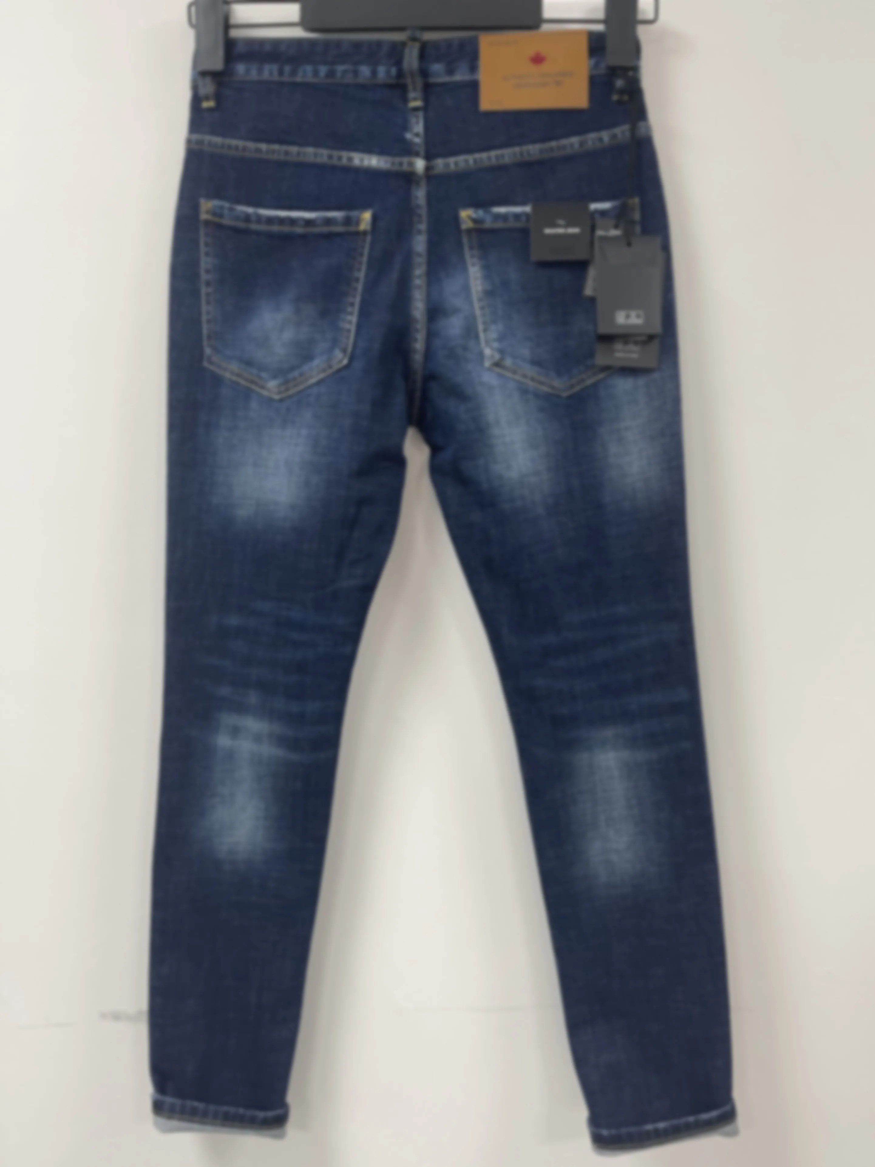 2024 Spring and Autumn New Water Wash Worn Hole Black Micro Elastic Embroidered Logo Emblem Straight Barrel D2 Jeans for Men