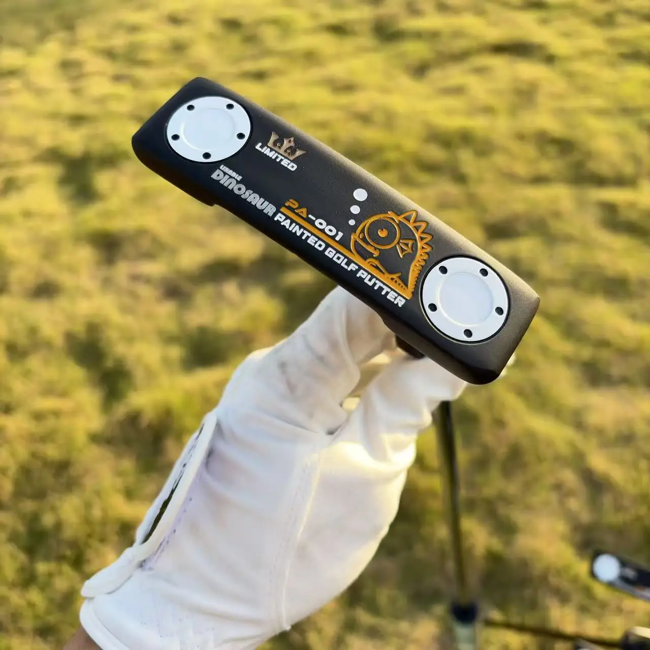 

Паттер серии Wvvx из цинкового сплава, версия Tour: цельнокованая конструкция, исключительная стабильность и точность, профессиональный уровень.