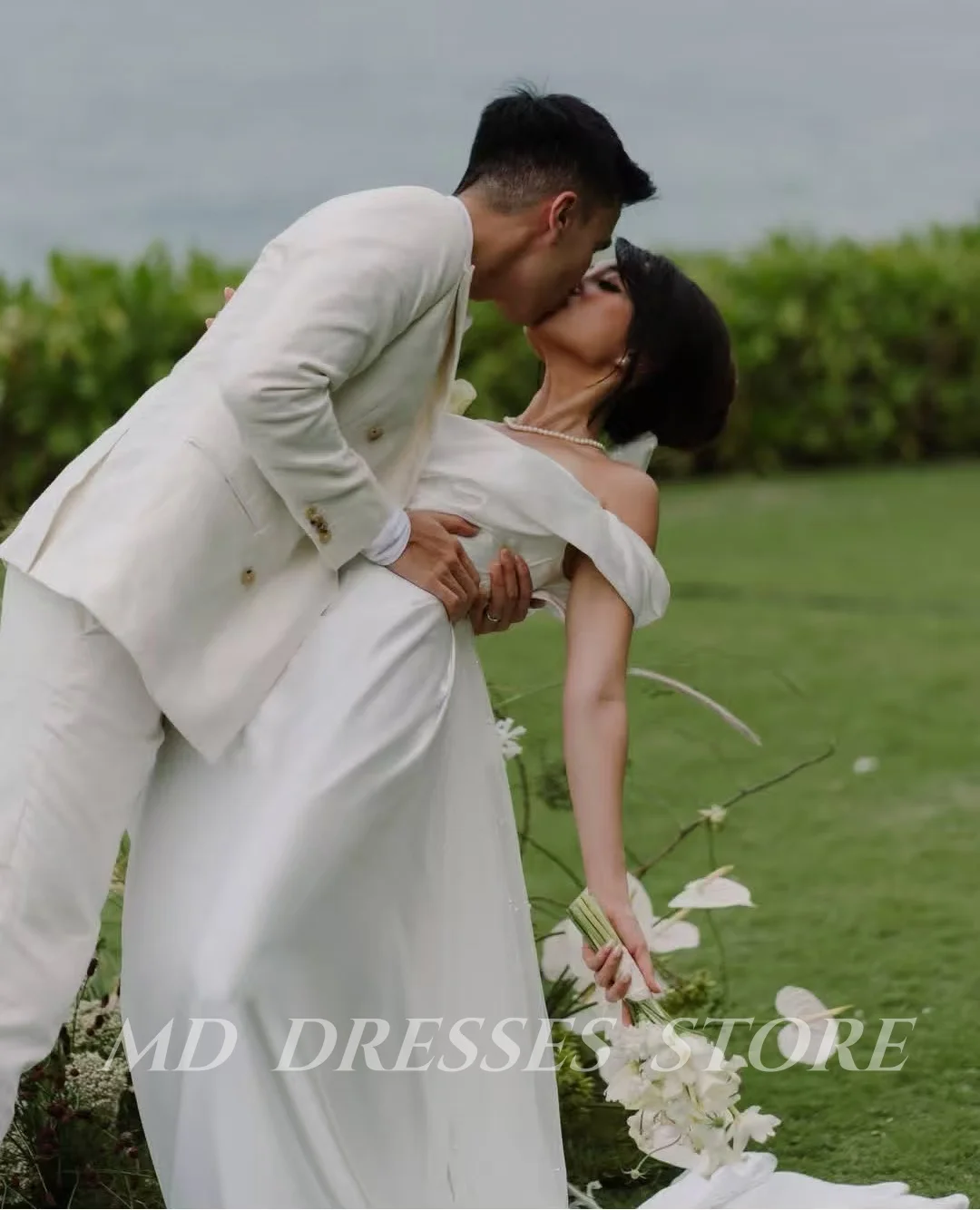 MD 2025 Abiti da sposa bianchi semplici per donna Piega in raso A-line al largo della spalla abiti da sposa Abiti da sposa personalizzati