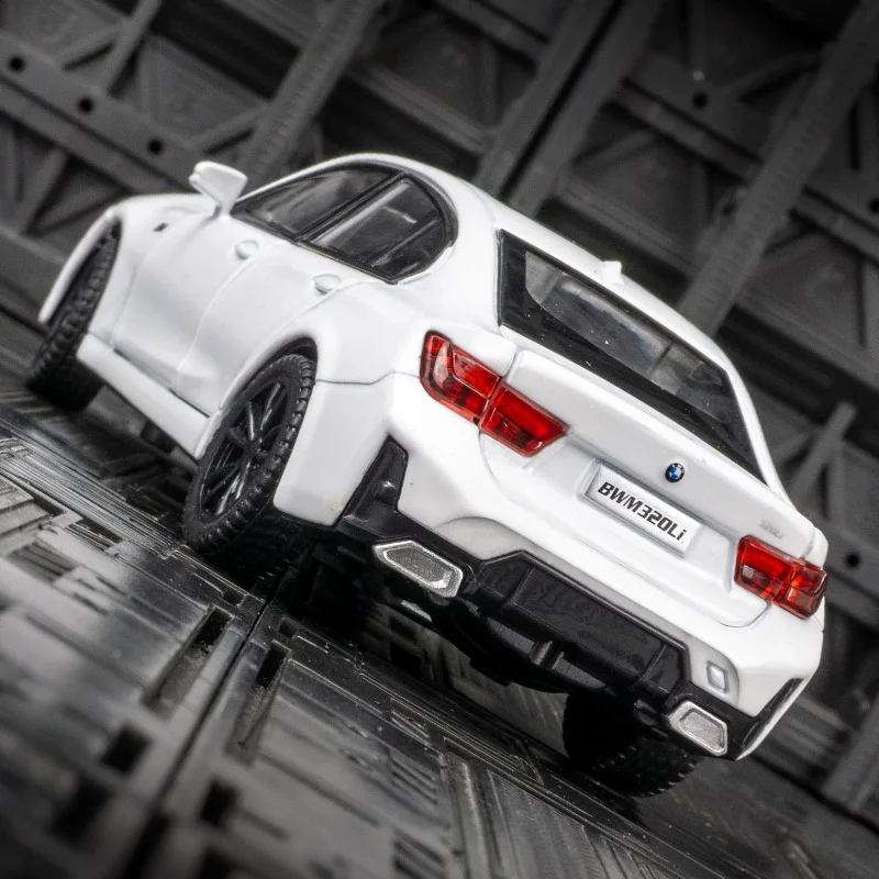 1:32 BMW M320i adornos de modelo de coche de aleación puertas de juguete acústico-ópticas extraíbles y maletero del capó se pueden abrir