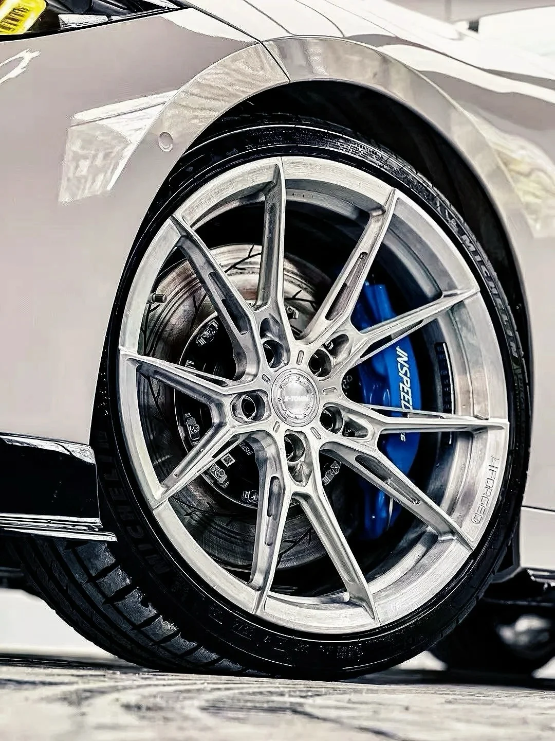 حافة عجلات مقعرة مخصصة 17-22 بوصة 5x108-5x120 لمسة نهائية من سبائك الألومنيوم الذهبية المزورة #3