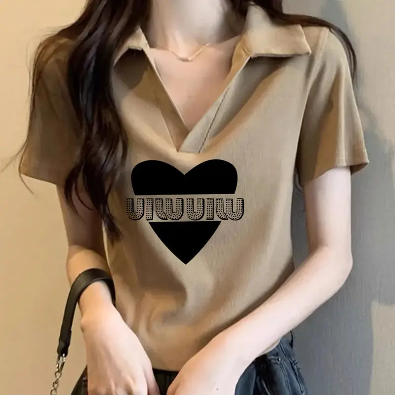 Spice girl camiseta de manga curta com decote em v feminina 2024 verão nova frente ombro lapela bainha curvada não-pilling camisa polo maré superior