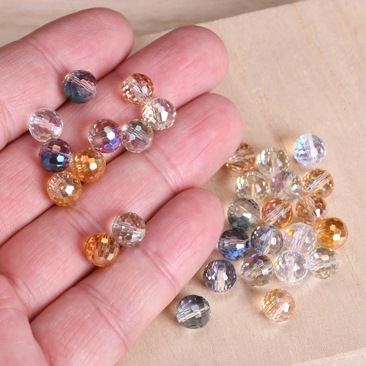 30 Stück glänzende, farbenfrohe, runde, 96-facettierte, 8 mm große, facettierte Kristallglas-Abstandshalter-Perlen, geeignet für die Schmuckherstellung. – Detail 3