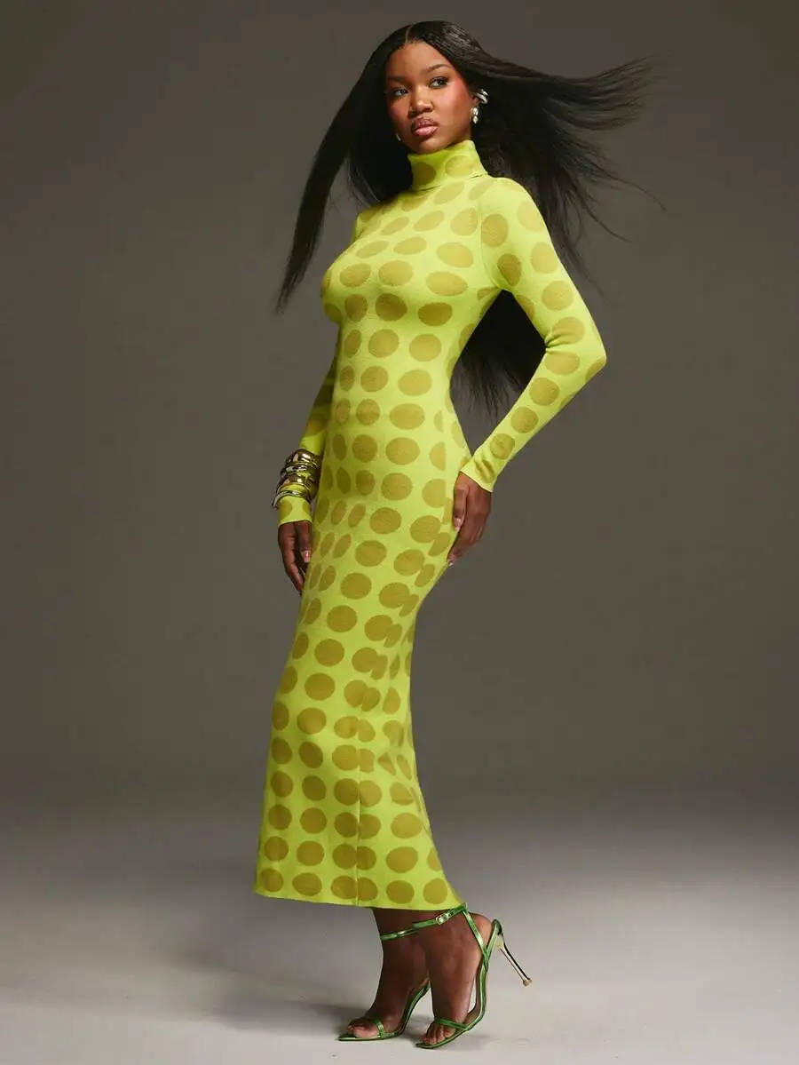 Vestido midi de punto con lunares verde lima, cuello alto y mangas largas