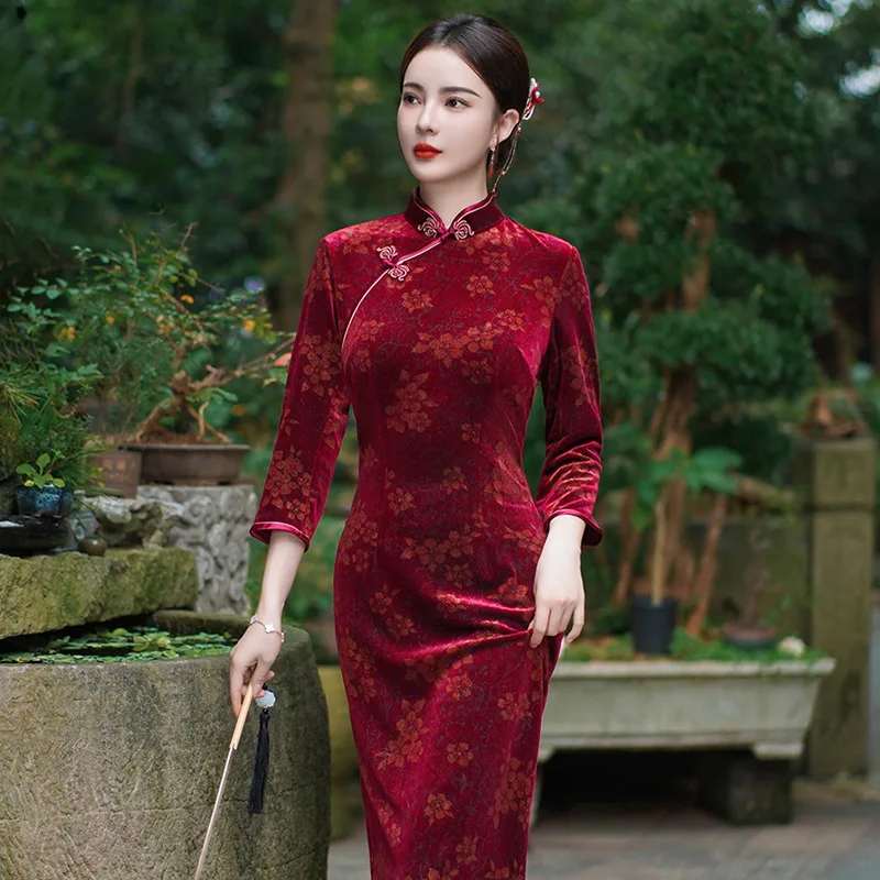Autumn and Winter New Velvet Modified Cheongsam Red Large Size Long Nine-Quarter Sleeve Wedding Ceremony Banquet Mom Costume