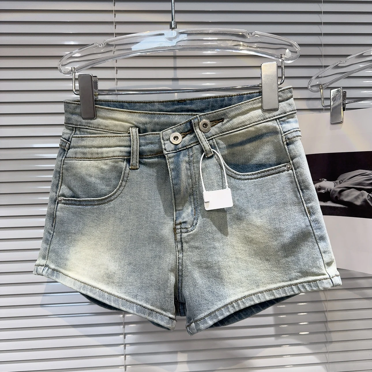 American Style Metal Buckle Design Washed White Three-Quarter Length Denim Shorts for Women Summer Straight Leg No Stretch