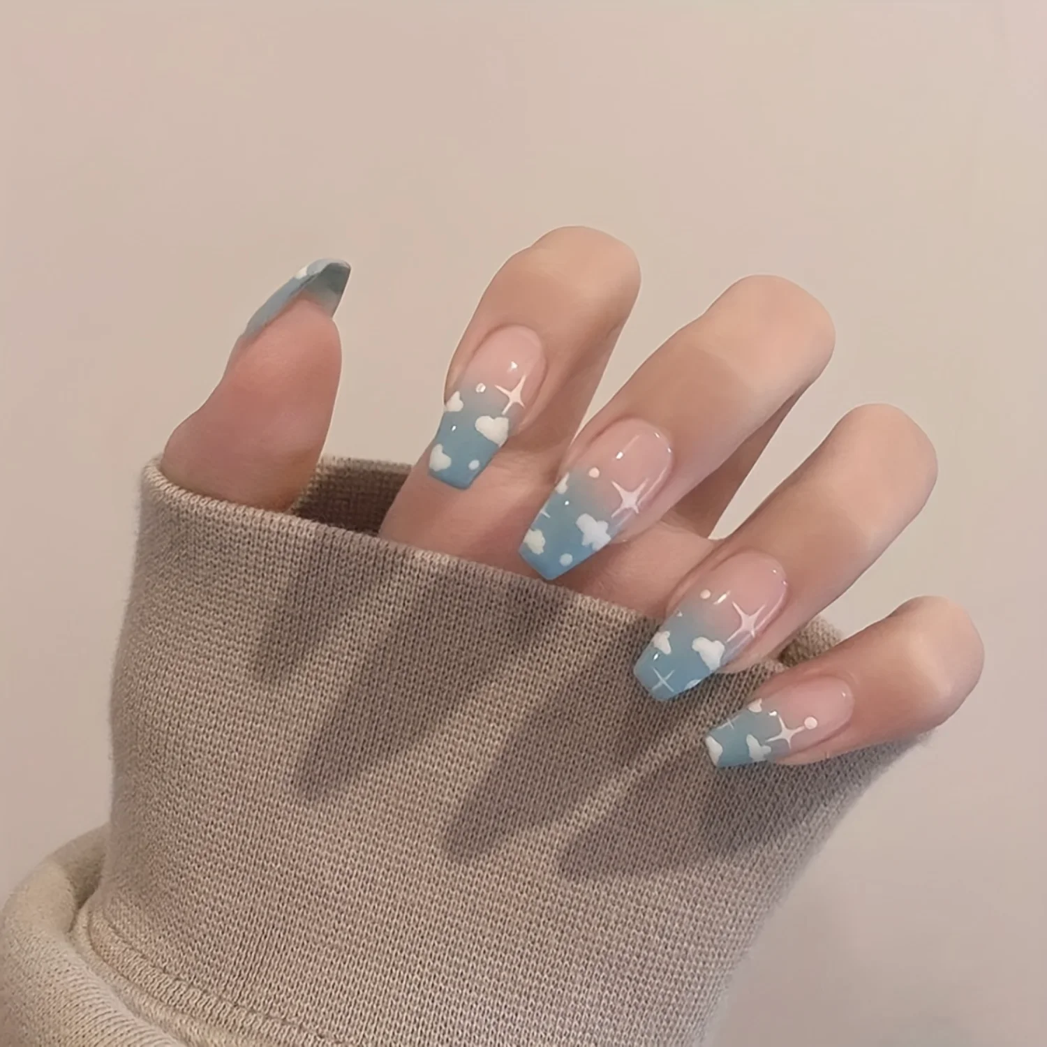 

24 шт. Накладные ногти с блестящим синим облачным дизайном — длинные, глянцевые, искусственные накладные ногти с полным покрытием для женщин — легко наносится, Durab