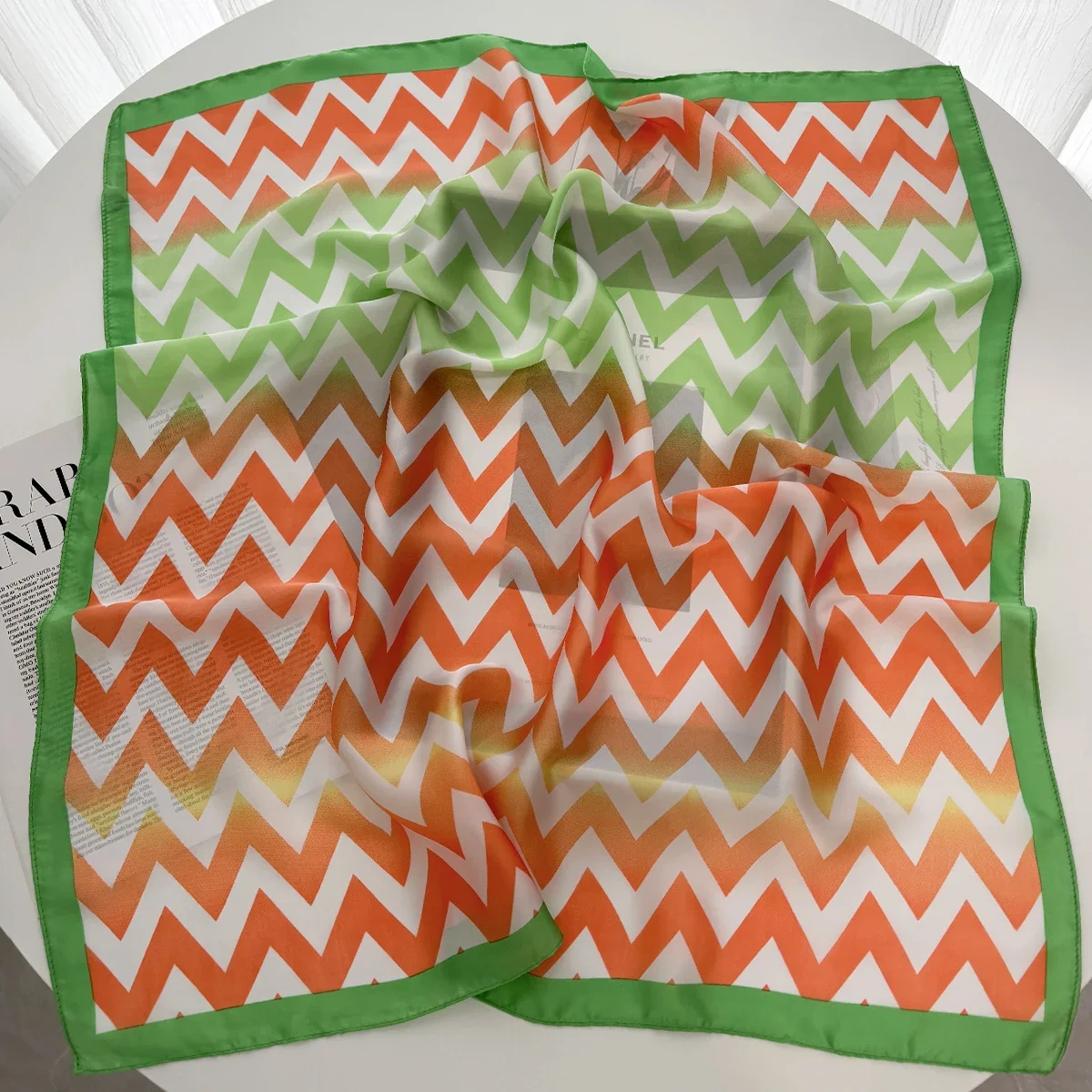 高級 2025 サテンプリントヘアスカーフ女性ハンカチネクタイハンドリストスカーフショールラップヘッドヒジャーブバンダナエシャルプ