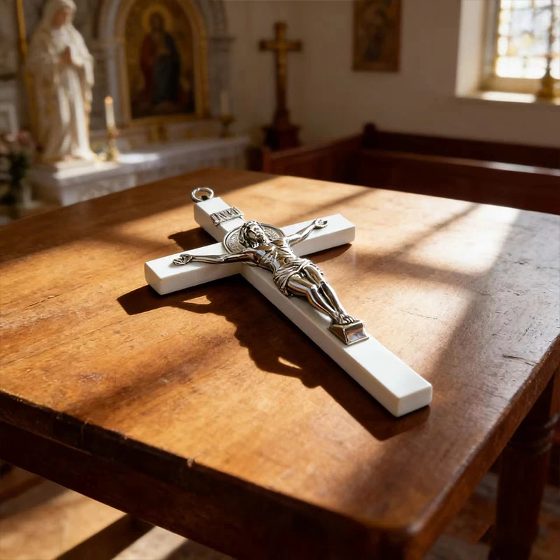 Neu2026 Traditionelles silberfarbenes katholisches St.-Benedikt-Kruzifix mit INRI-Gravur für Kirchenaltar und spirituelle Heimdekoration – Detail 3