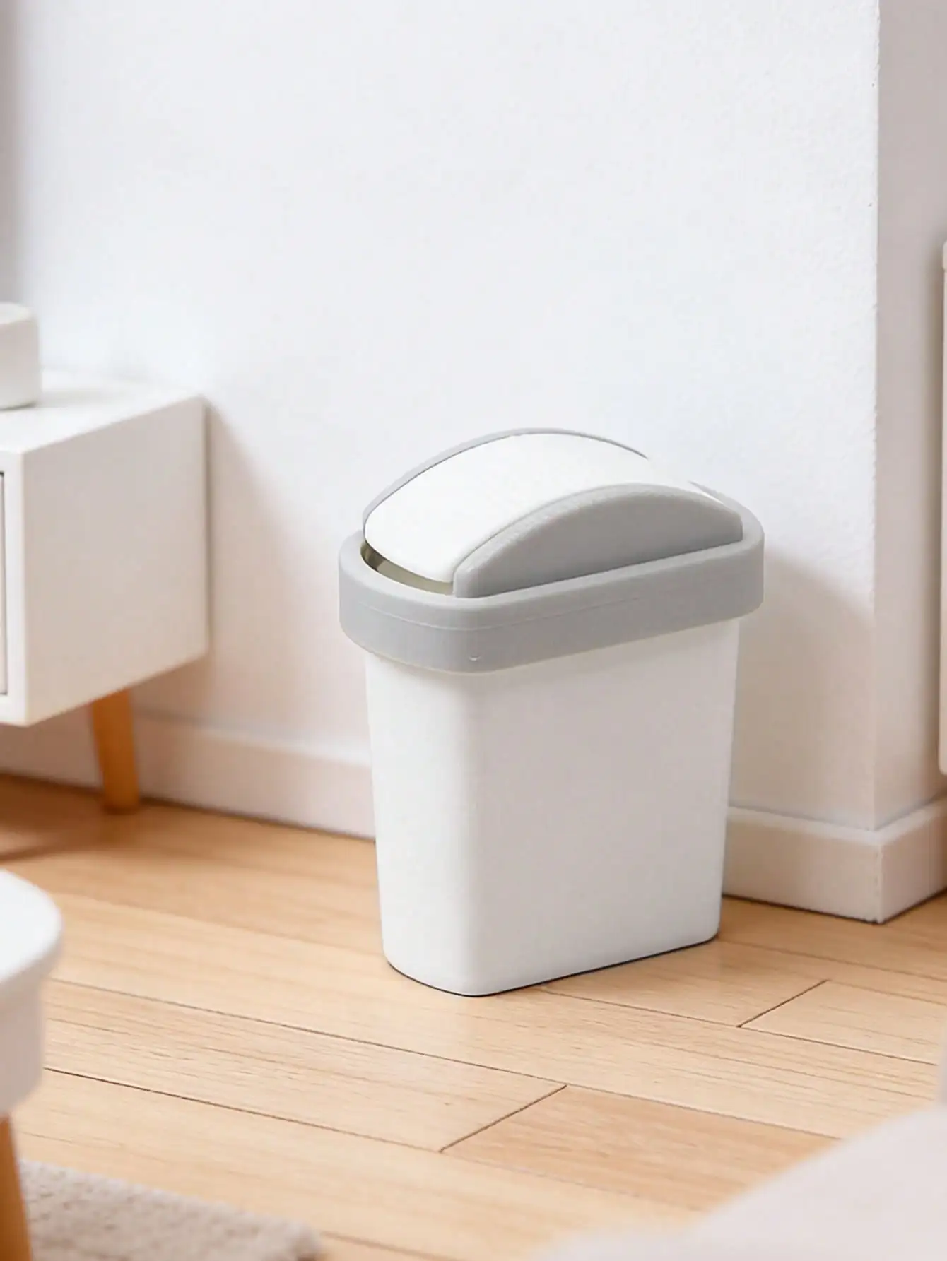 DOLLHOUSE 1/12 Scale Simulated Flip-Top Trash Can, Mini Furniture Model for DIY Decor, Modern Style