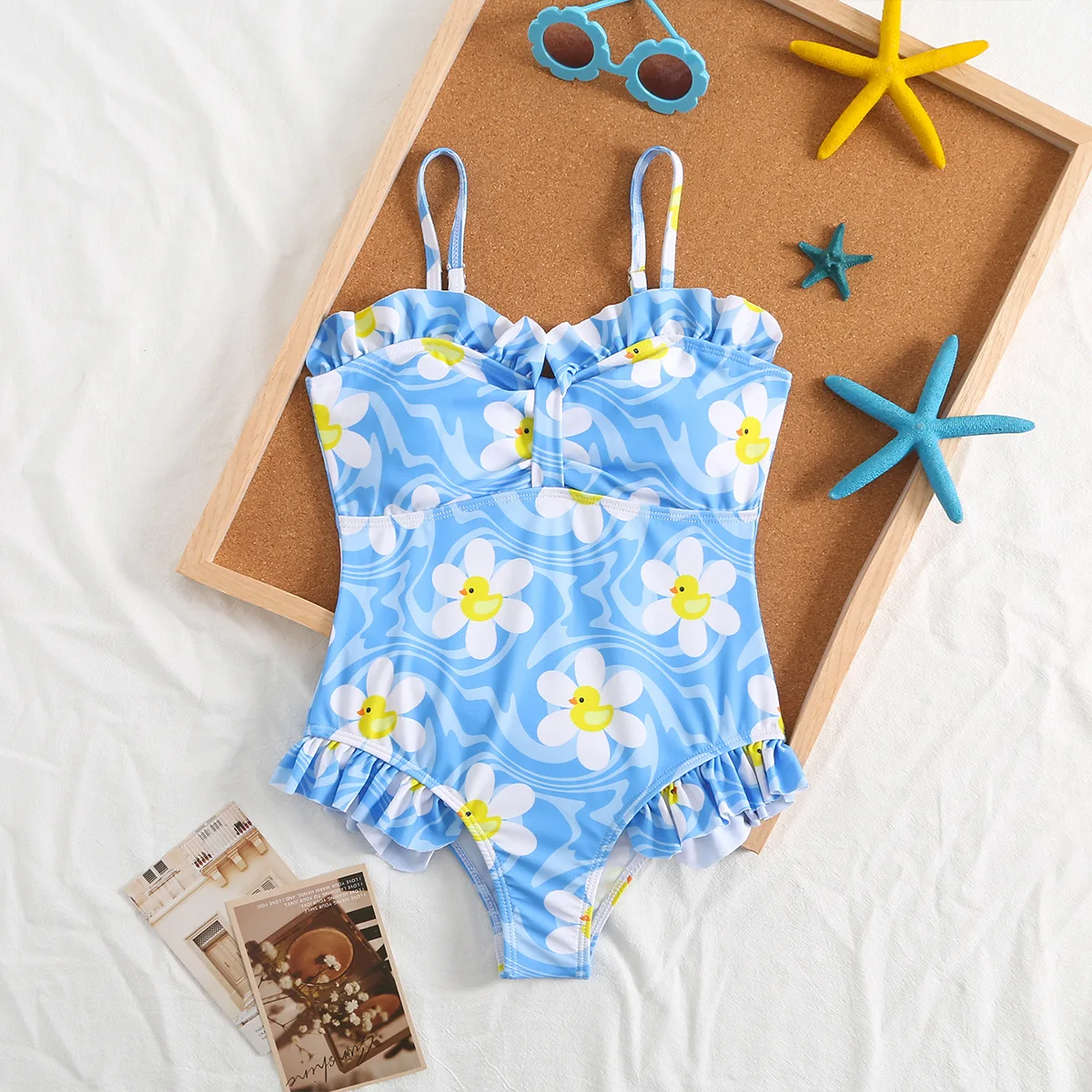 

Детский слитный купальник для девочек, светло-голубой, с принтом волнистых уток и ромашек, на тонких бретельках, с V-образным вырезом и оборками, пляжный купальник