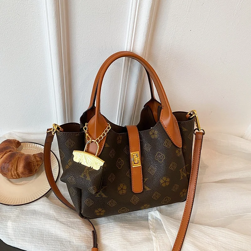 

Light luxury brand women's bag 2026 new fashion versatile high-end handbag large capacity trendy single shoulder crossbody bag