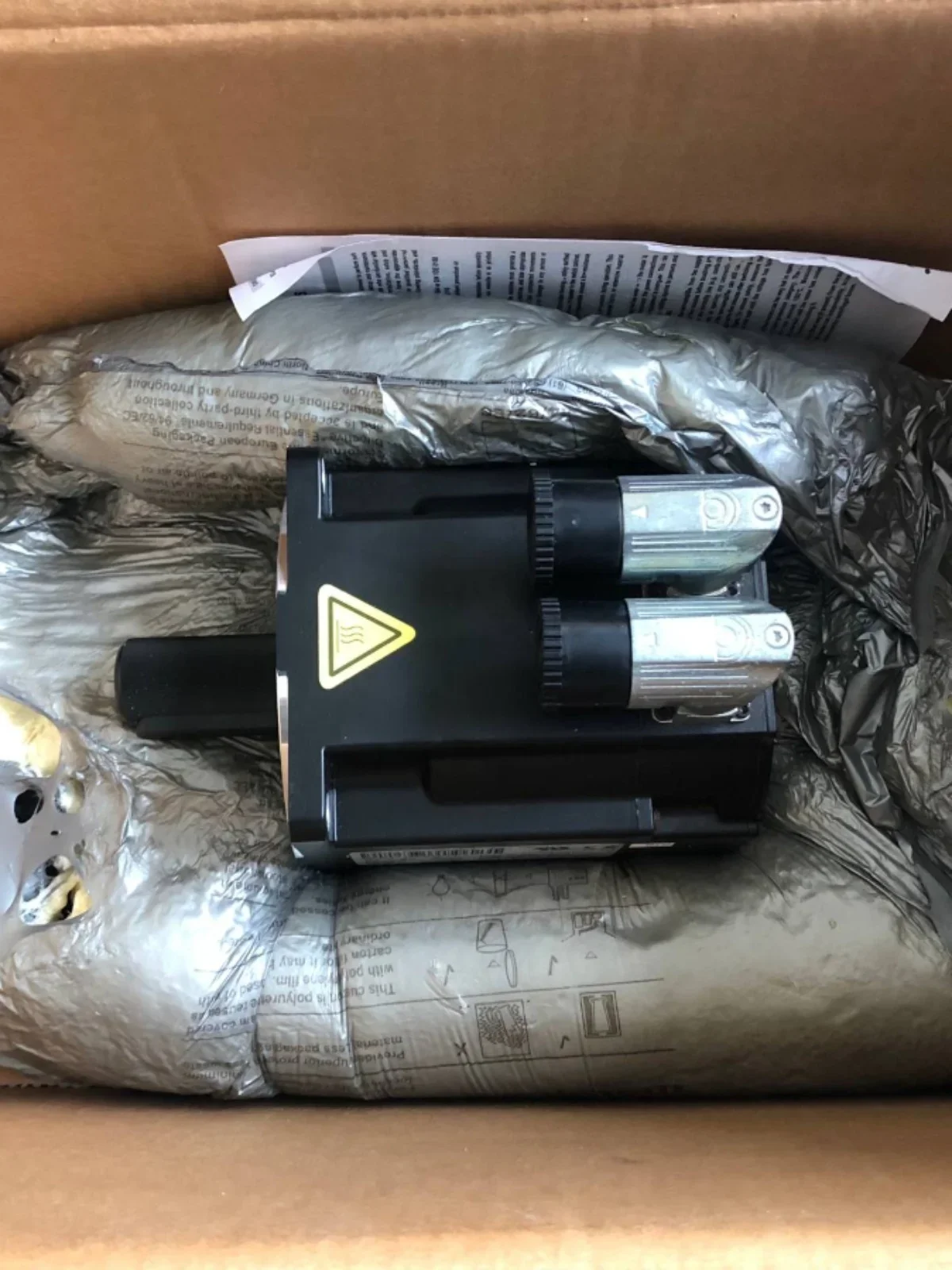 

Серводвигатель B&R 8JSA51.R0045D000-0 Оригинальный запас