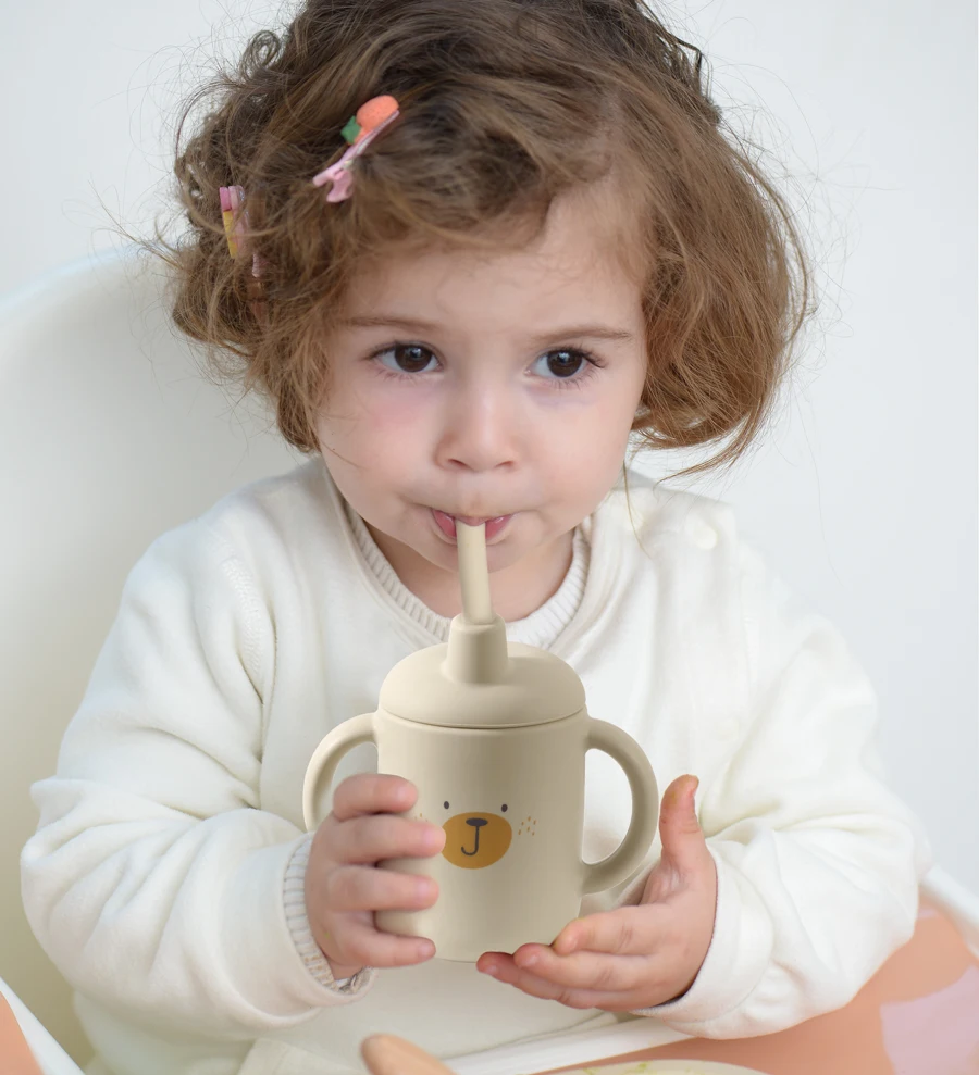 Taza de alimentación de silicona con asa para bebé, sin BPA, con patrón de dibujos animados, vajilla de aprendizaje