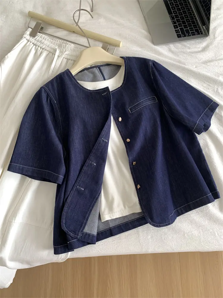 

Летняя женская джинсовая рубашка больших размеров с коротким рукавом, скрывающая живот, стройнящая, в модном корейском стиле, на пуговицах