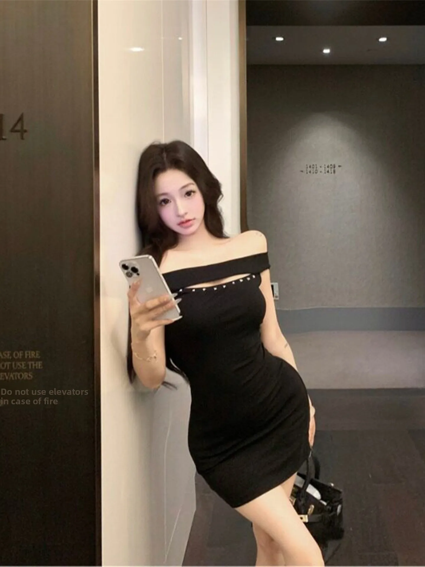 Vestido negro sin mangas con diseño de un solo hombro y detalles de tachuelas, cintura ajustada, falda corta, estilo coreano, sexy para el verano.
