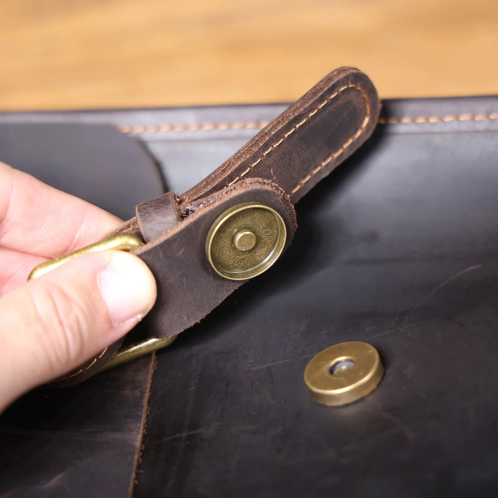 Vintage handgefertigte Aktentasche aus Crazy-Horse-Leder für Herren, echte Leder-Umhängetasche, Dual-Use-Laptop-Rucksack – Detail 22