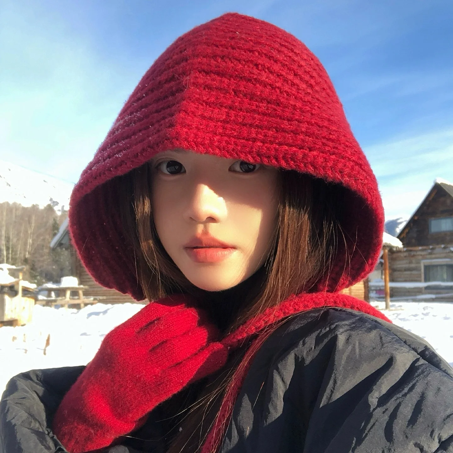 

Новогодняя красная вязаная шапка для женщин. Теплая зимняя и осенняя шапка с ушками.