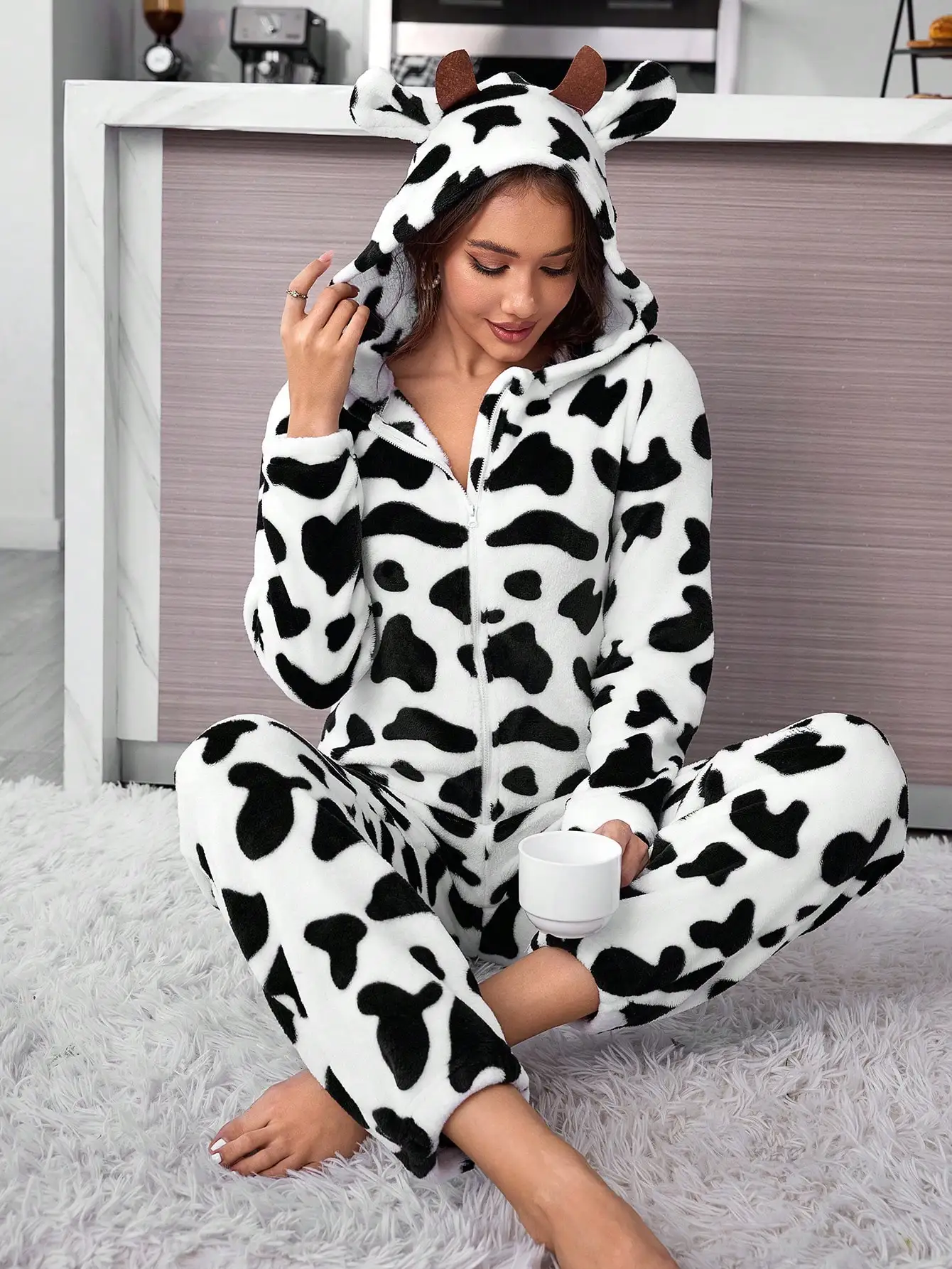 

Женский черно-белый плюшевый комбинезон с капюшоном и принтом в горошек для дома и отдыха на осень-зиму