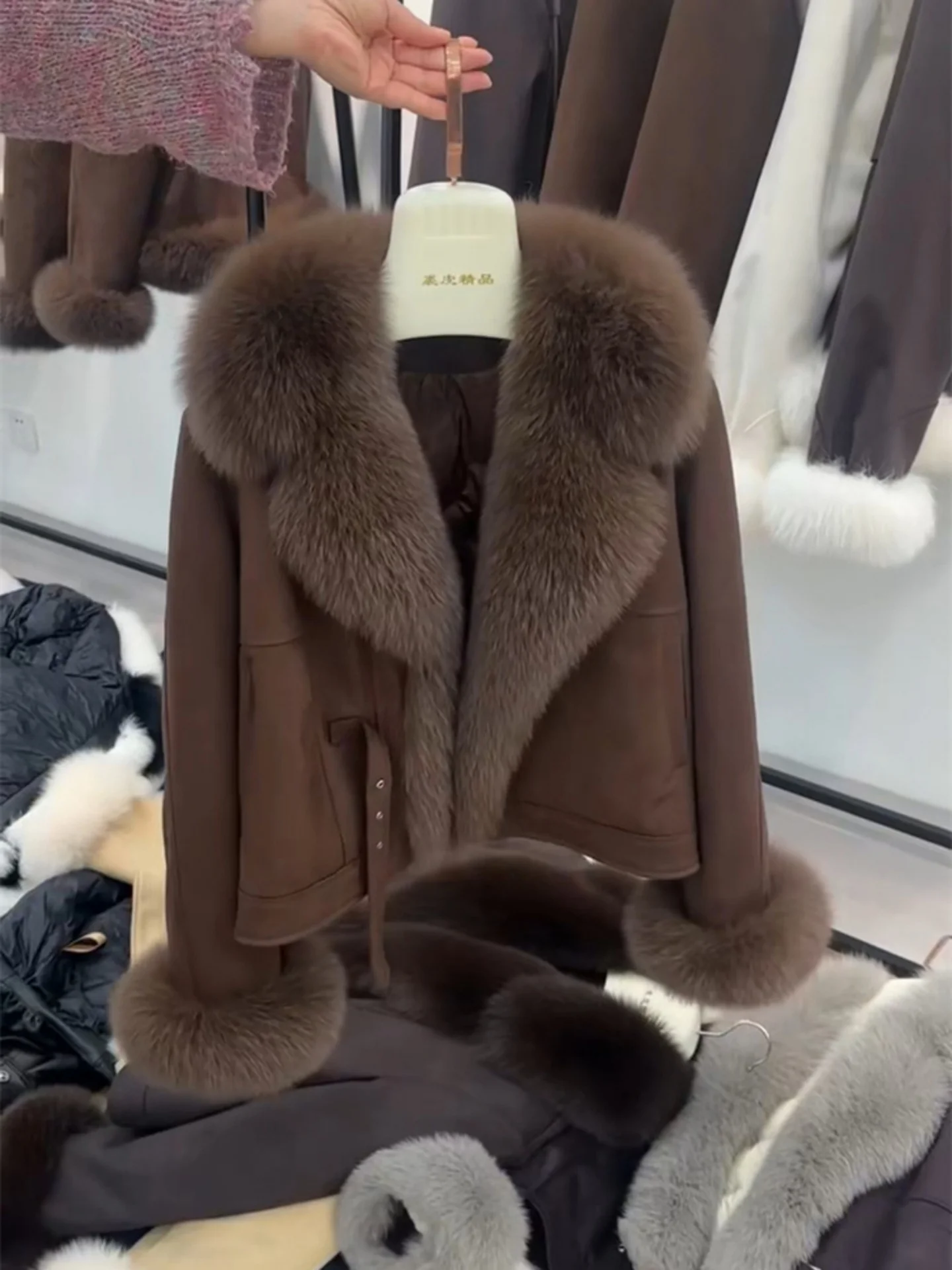 

Темно-коричневое хлопковое пальто для женщин больших размеров, зимнее, теплое, с меховым воротником, в стиле ретро, свободного кроя, модное, утепленное