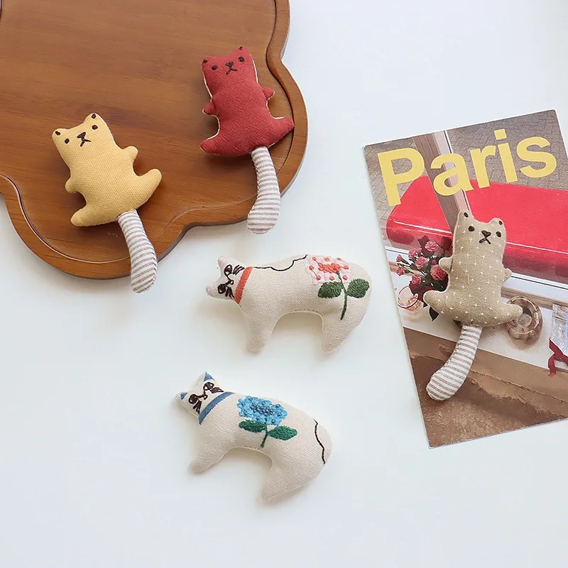 

Japanese Bohemian Cat Brooch Handmade Cotton Linen Kitten Pin Versatile Hair Clip Hat Pin for DIY Clothing Decoration