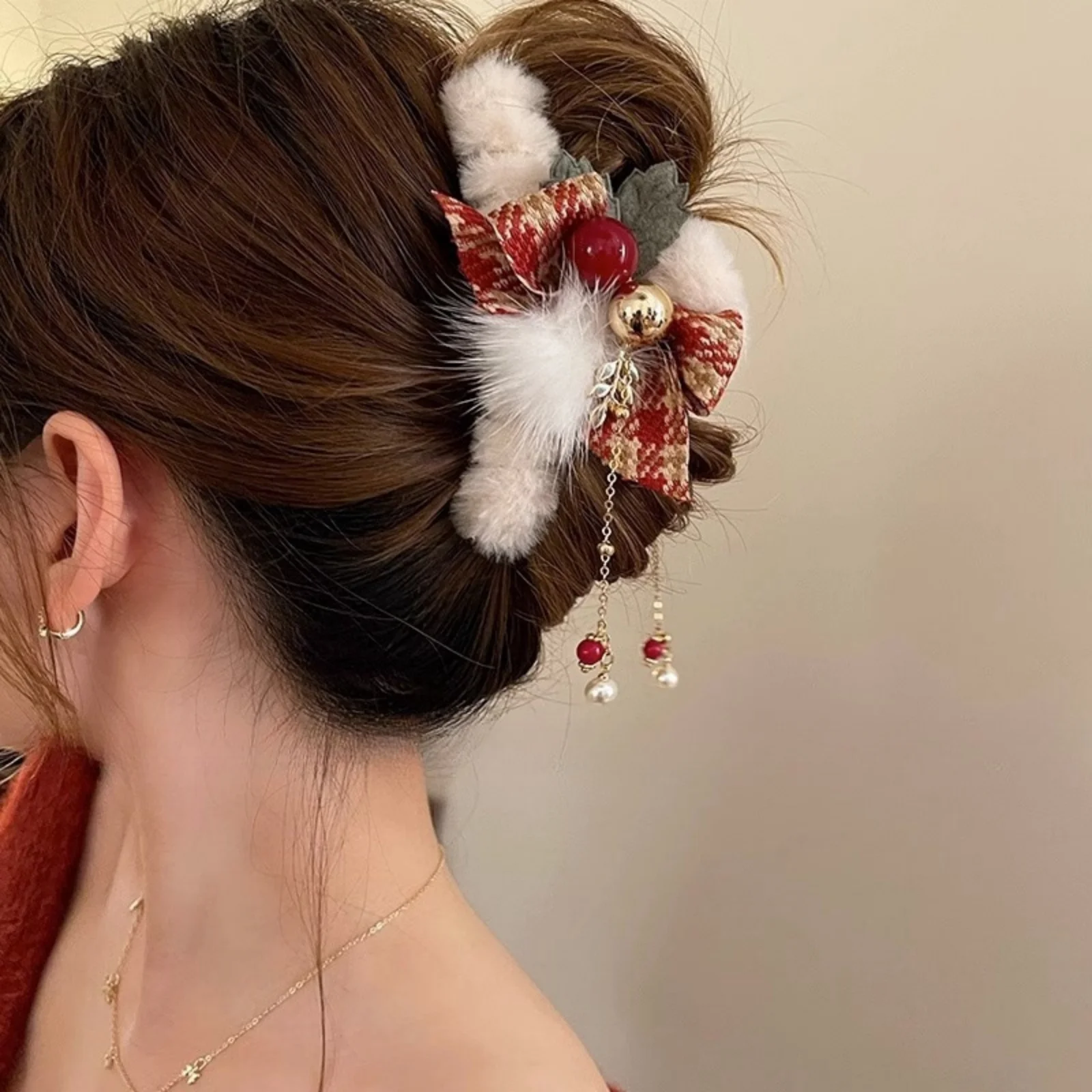 1-teiliges Weihnachts-Plüsch-Haarspangen-Set: Festliche Schleifen- und Glockendetails, flauschiges Pom-Pom-Design, süßer Haarschmuck für Urlaubspartys
